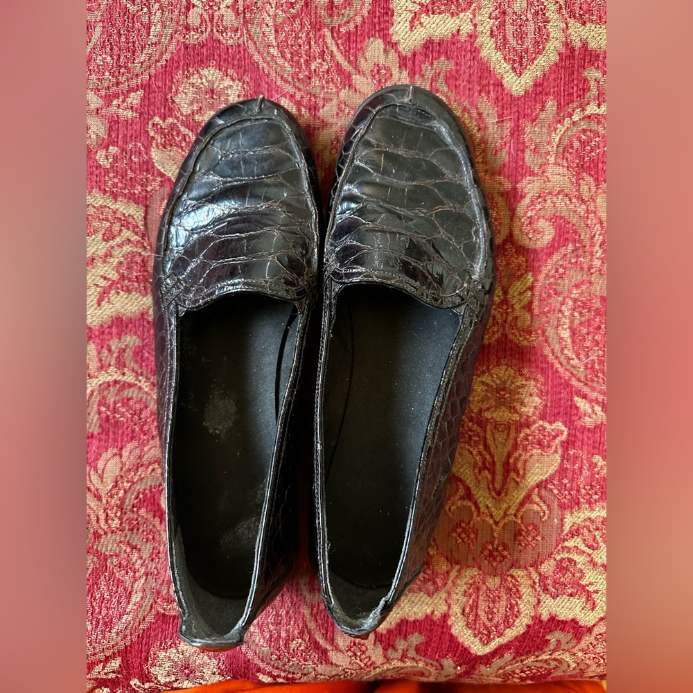 Women’s Stuart Weitzman Dark Brown Crocodile Embossed Loafers size 7.5